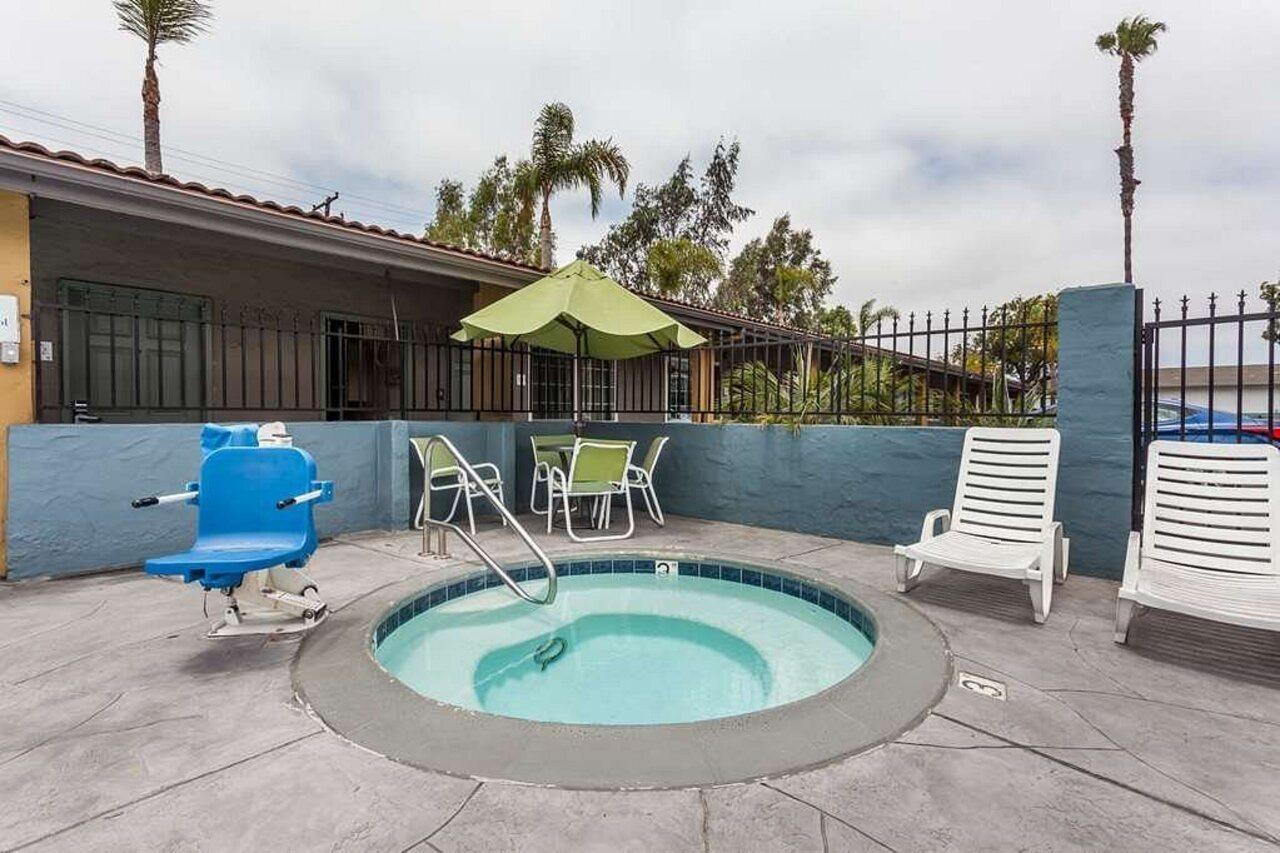 Howard Johnson By Wyndham National City/San Diego South Екстериор снимка