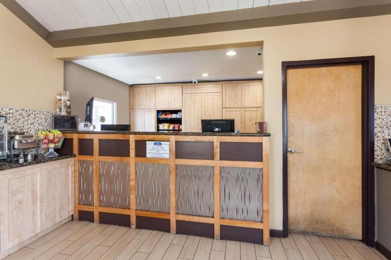 Howard Johnson By Wyndham National City/San Diego South Екстериор снимка