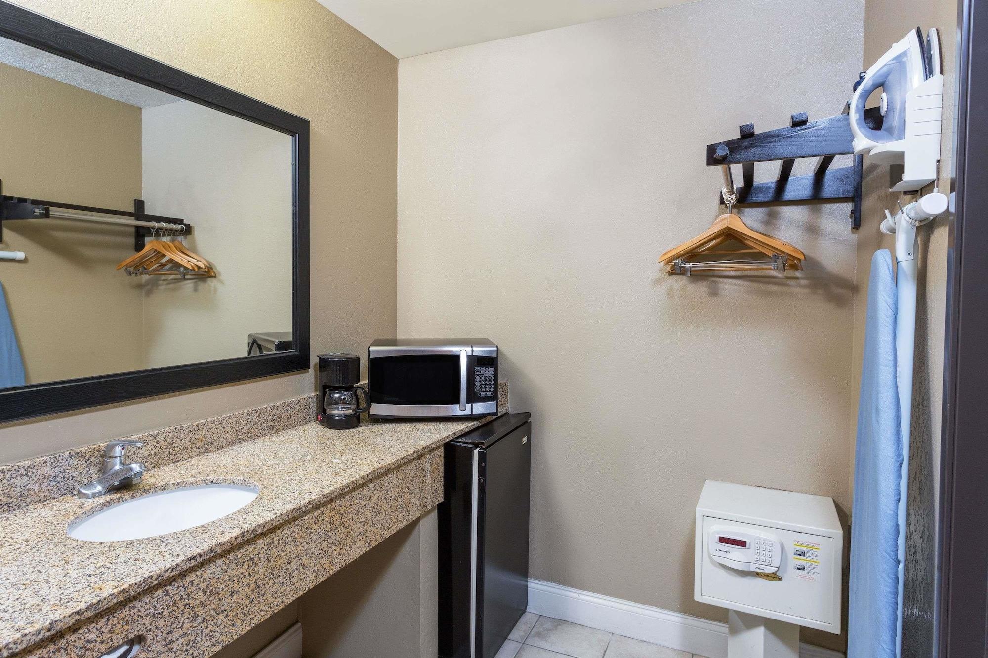 Howard Johnson By Wyndham National City/San Diego South Екстериор снимка