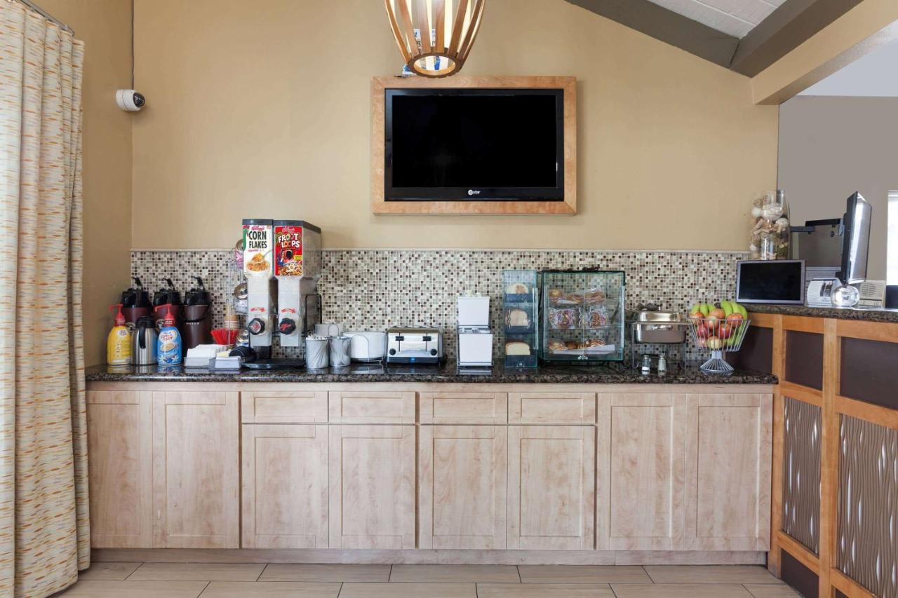 Howard Johnson By Wyndham National City/San Diego South Екстериор снимка
