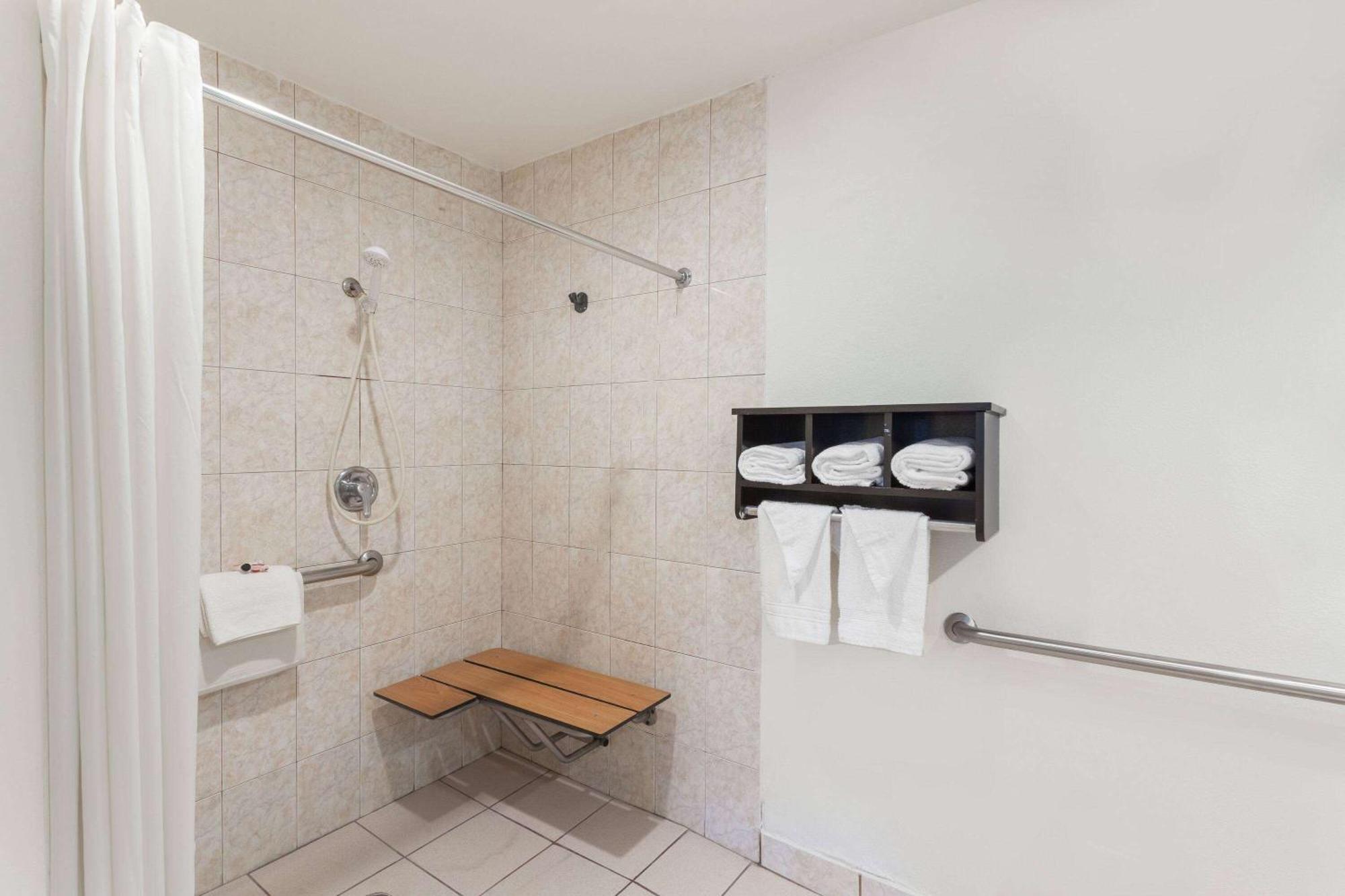 Howard Johnson By Wyndham National City/San Diego South Екстериор снимка