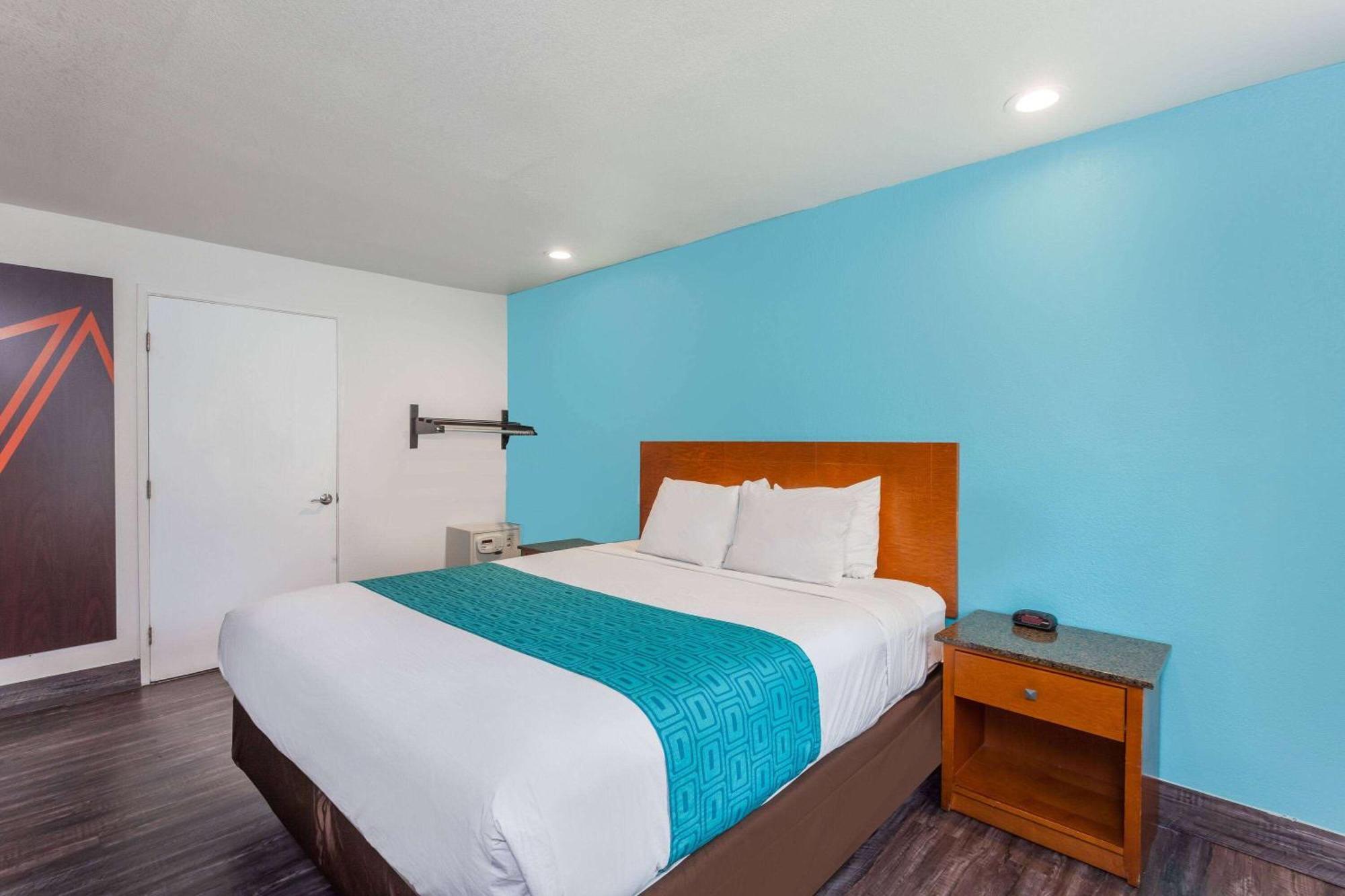 Howard Johnson By Wyndham National City/San Diego South Екстериор снимка