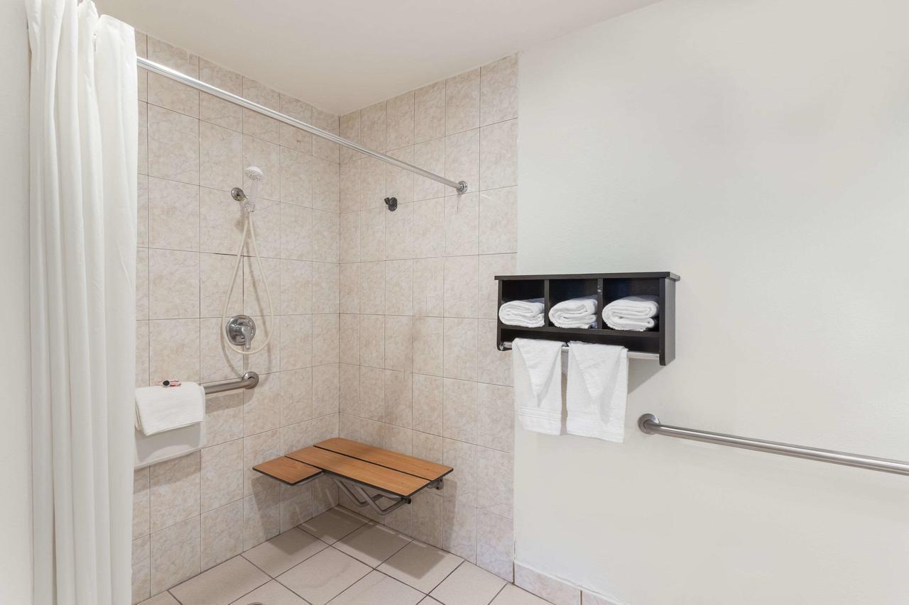 Howard Johnson By Wyndham National City/San Diego South Екстериор снимка
