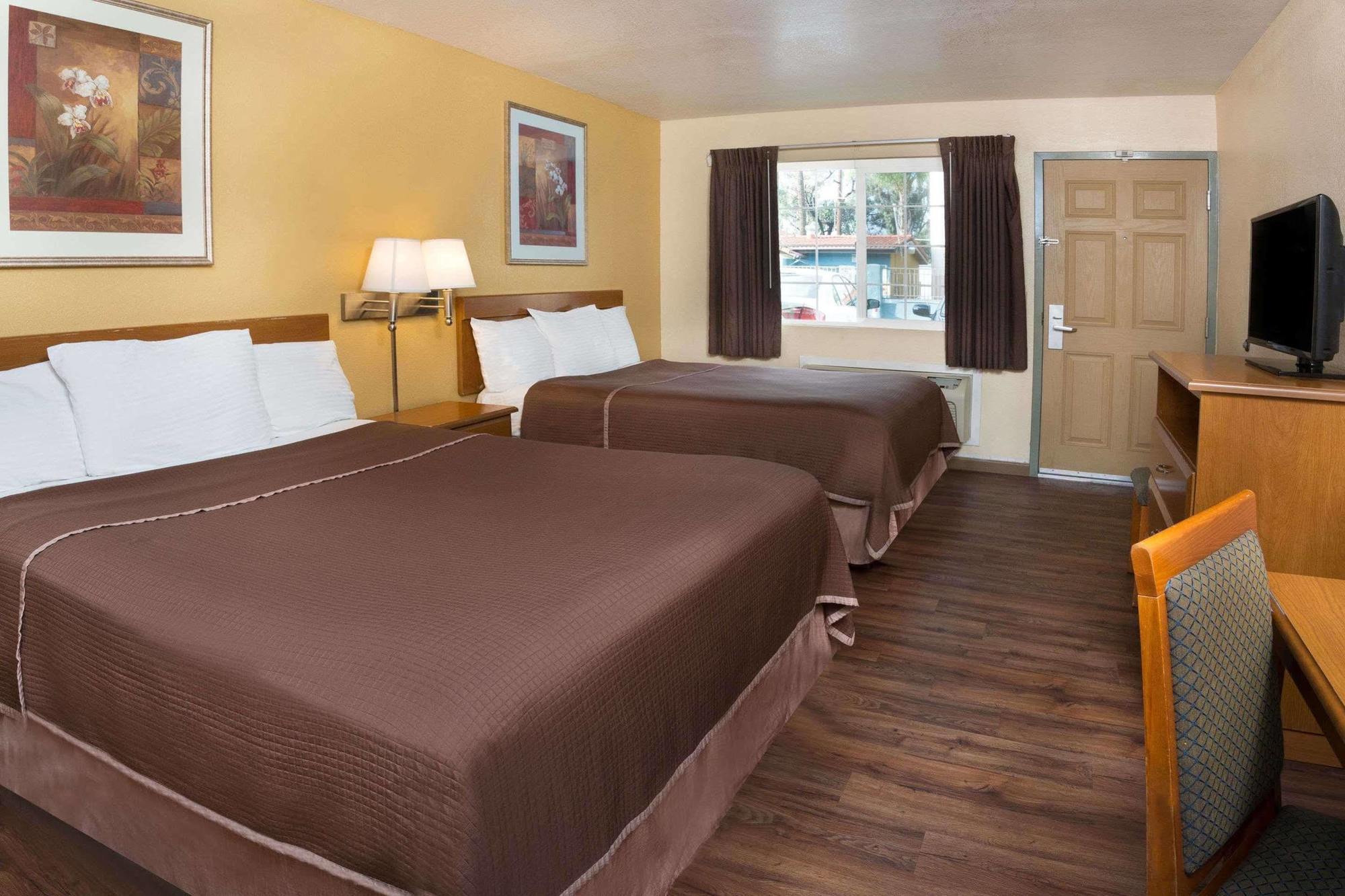 Howard Johnson By Wyndham National City/San Diego South Екстериор снимка