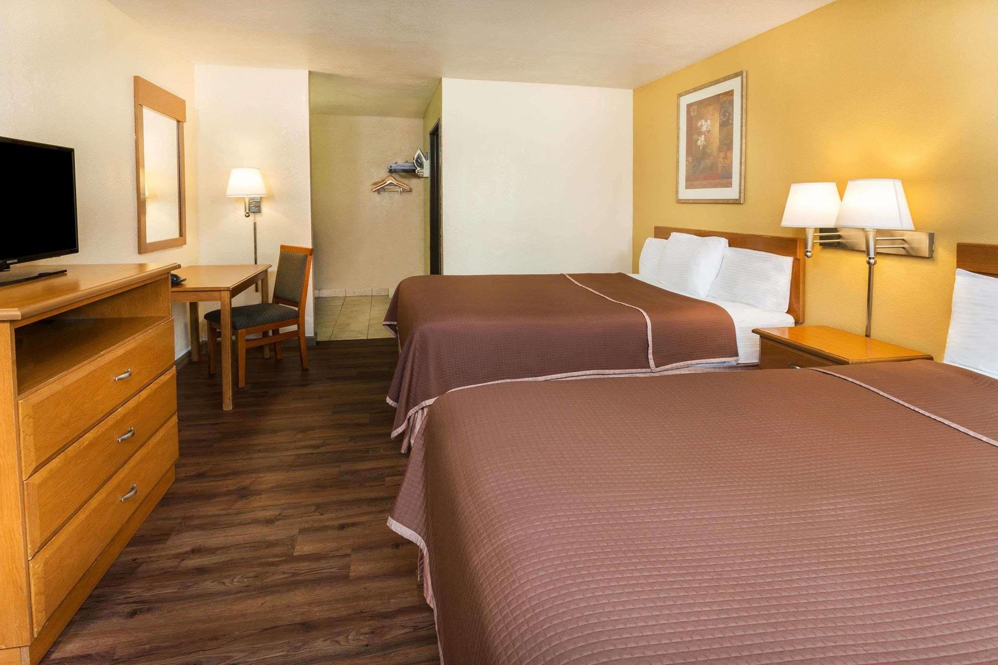 Howard Johnson By Wyndham National City/San Diego South Екстериор снимка