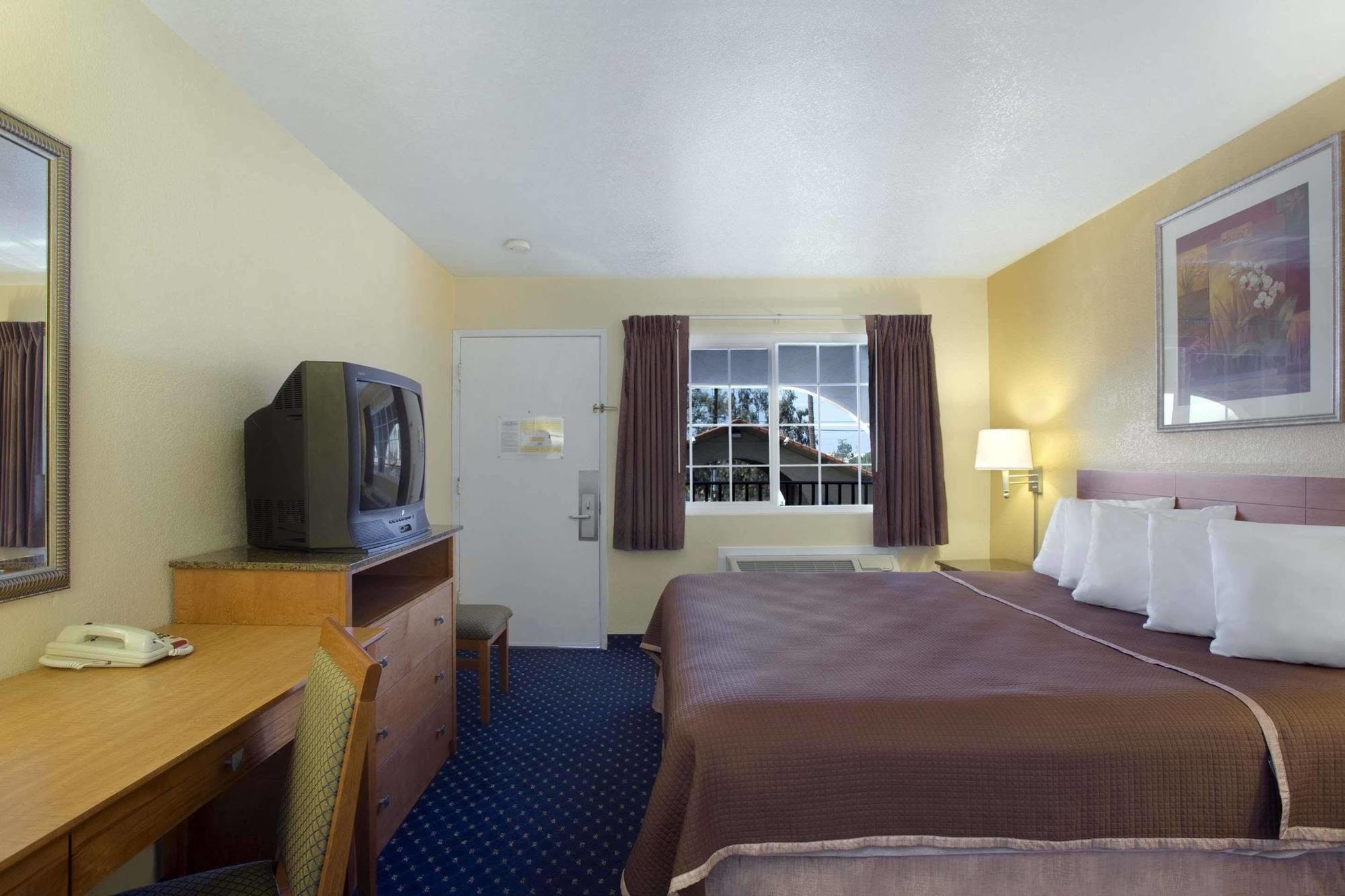 Howard Johnson By Wyndham National City/San Diego South Екстериор снимка