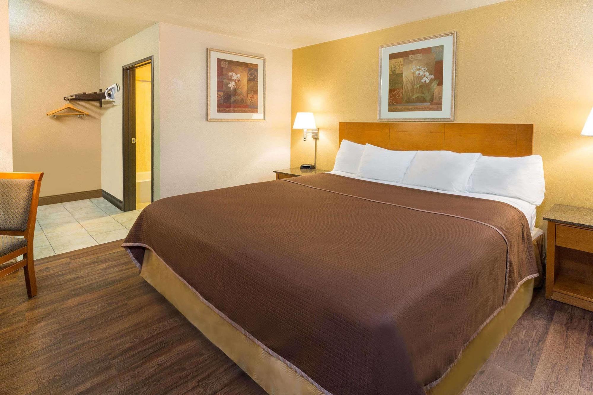 Howard Johnson By Wyndham National City/San Diego South Екстериор снимка