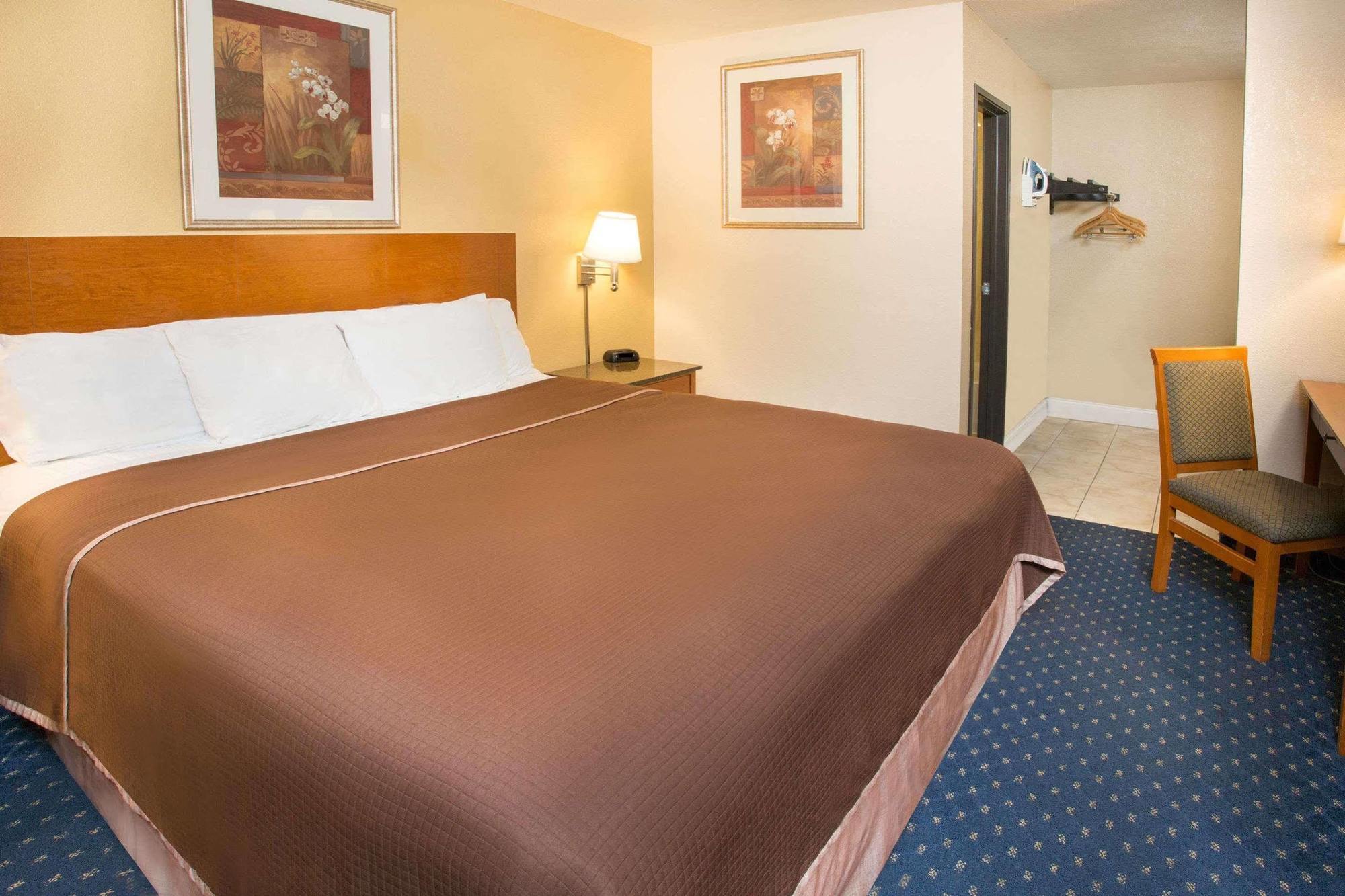 Howard Johnson By Wyndham National City/San Diego South Екстериор снимка