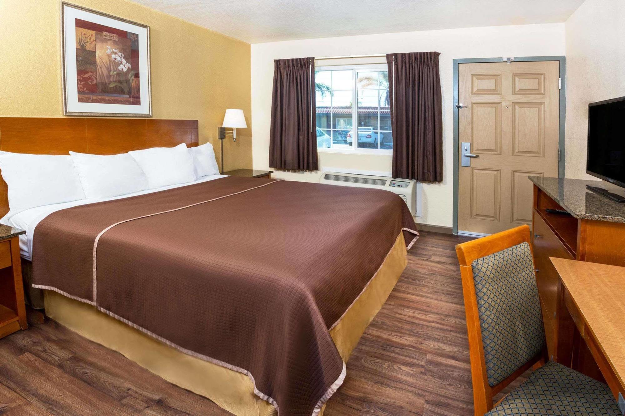 Howard Johnson By Wyndham National City/San Diego South Екстериор снимка