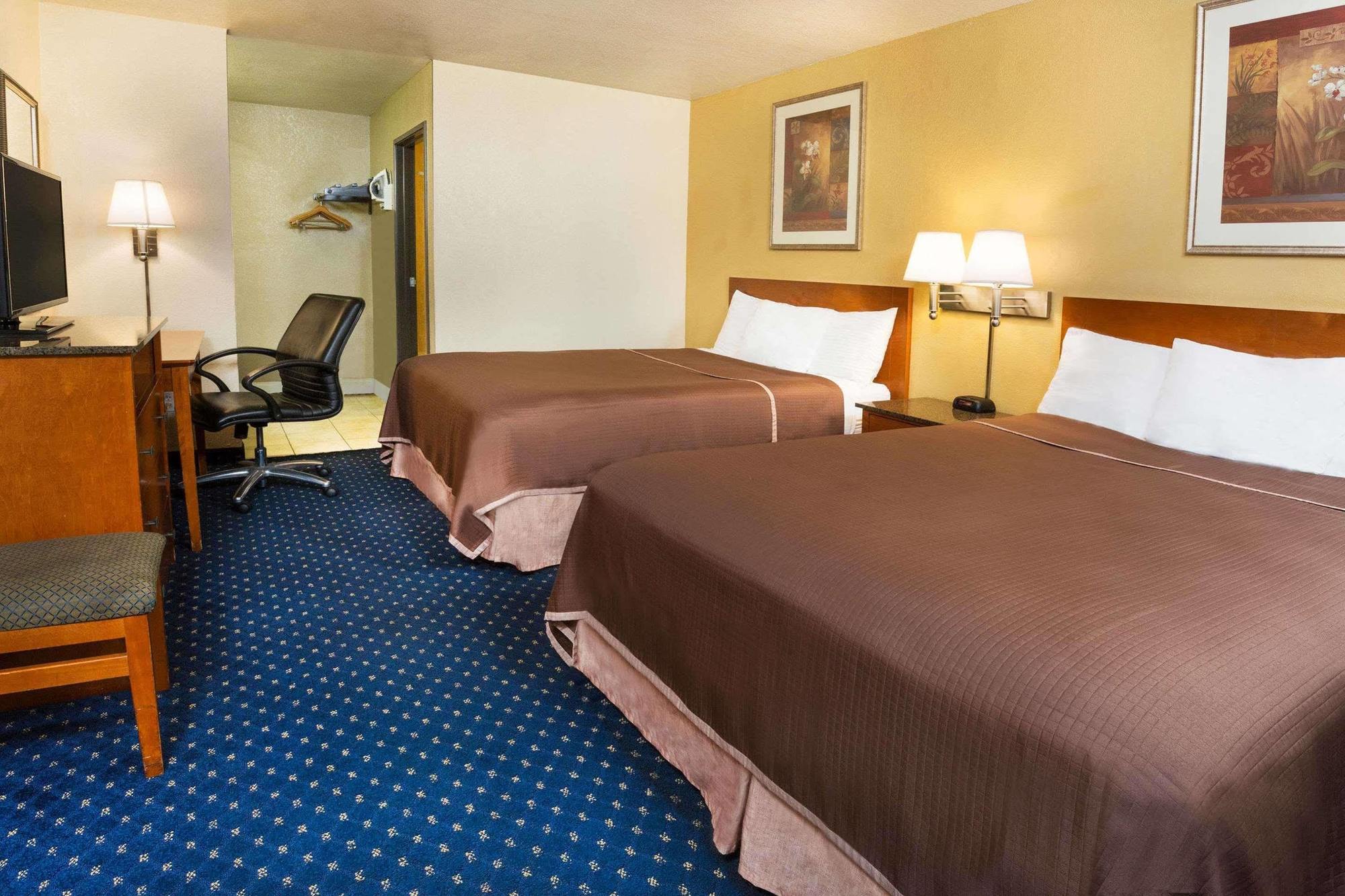 Howard Johnson By Wyndham National City/San Diego South Екстериор снимка