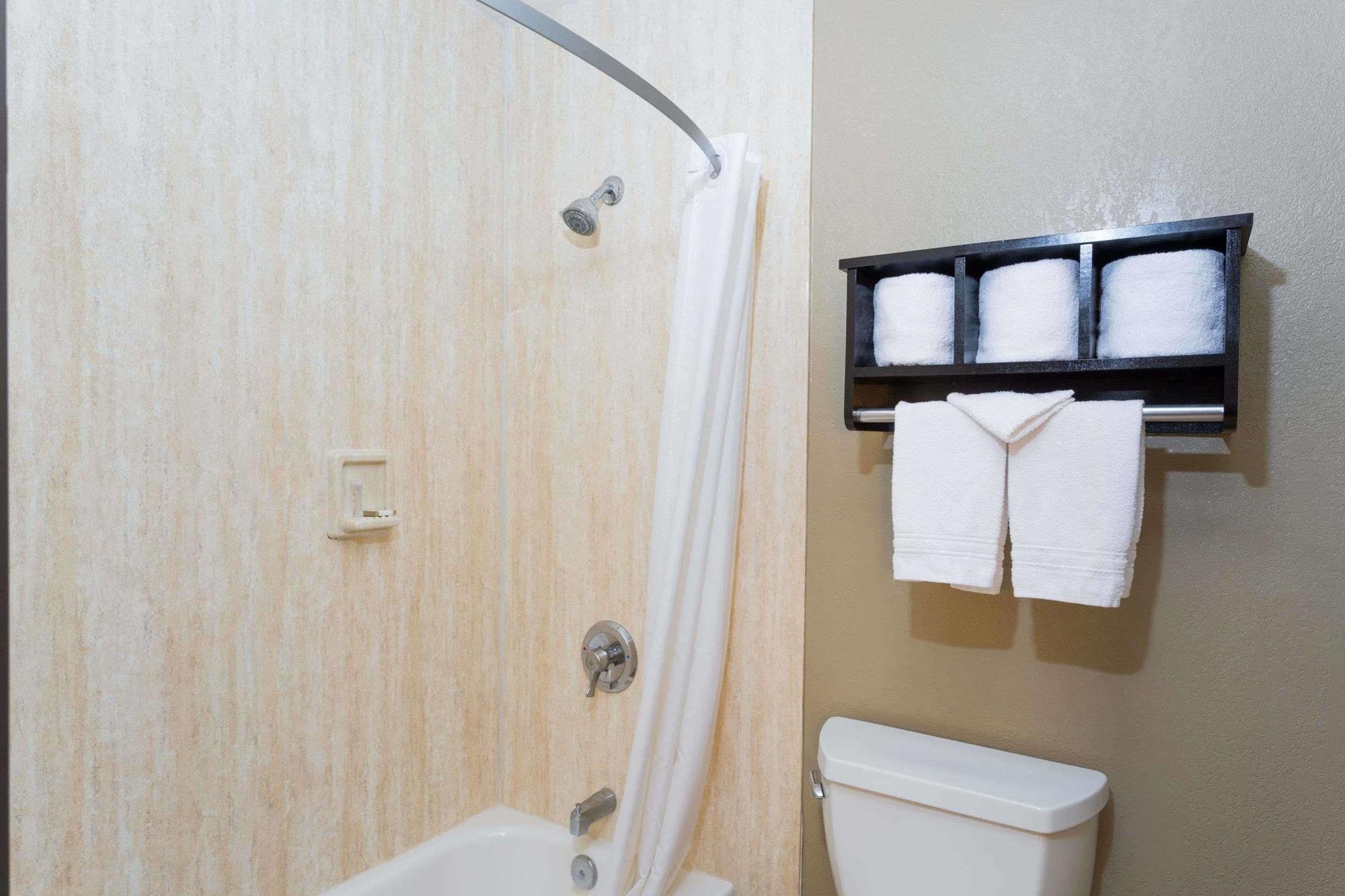 Howard Johnson By Wyndham National City/San Diego South Екстериор снимка