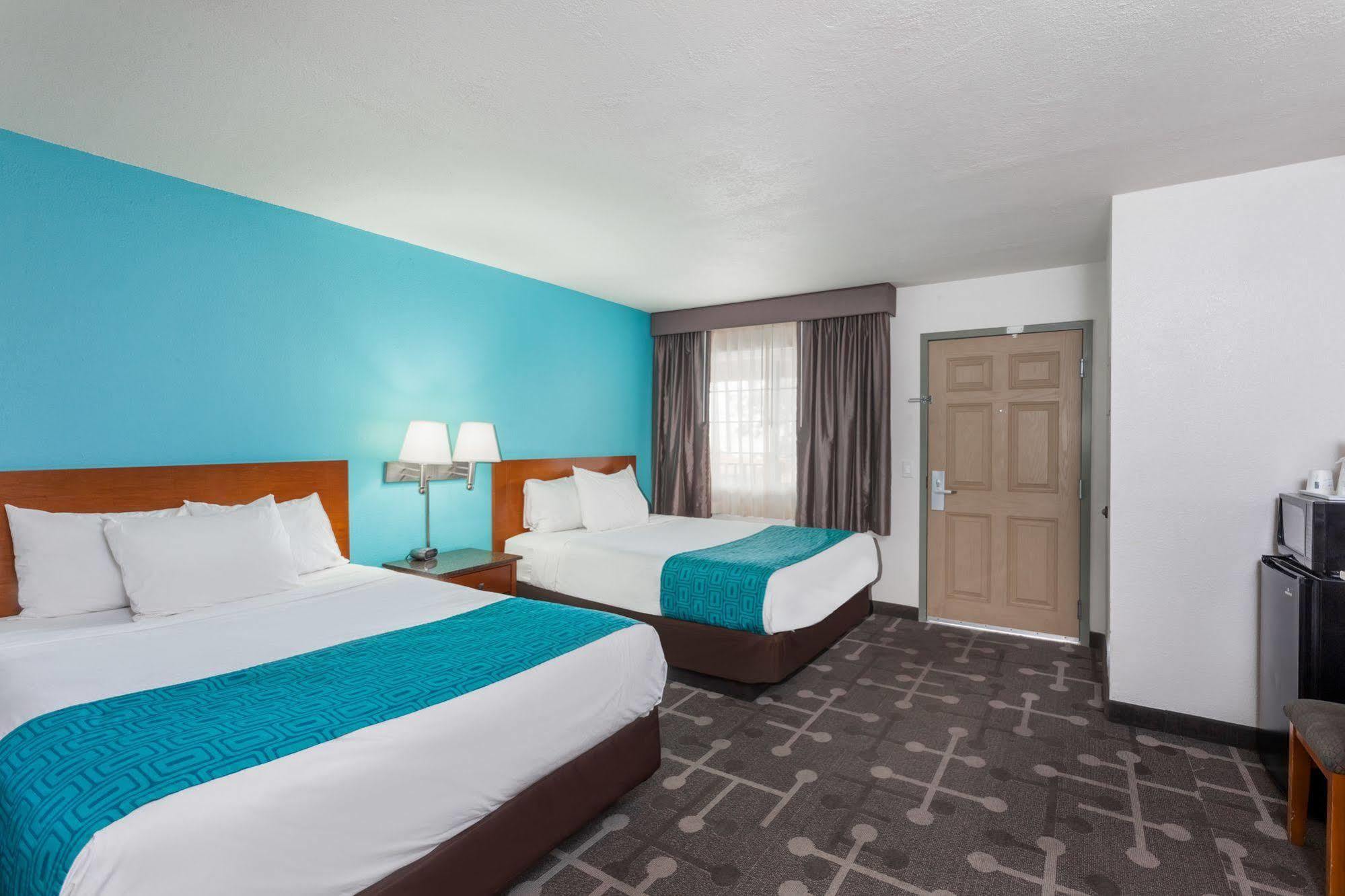 Howard Johnson By Wyndham National City/San Diego South Екстериор снимка