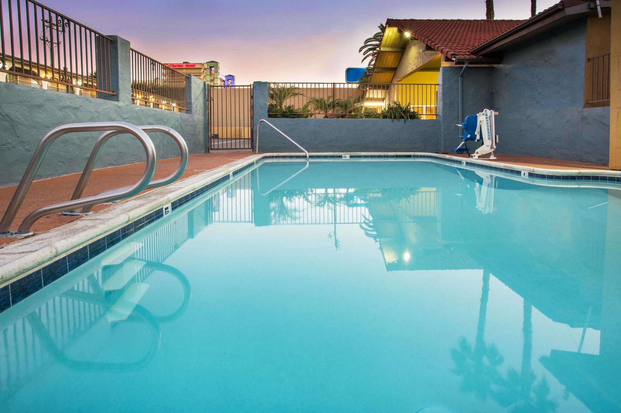 Howard Johnson By Wyndham National City/San Diego South Екстериор снимка